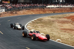 Chris Amon, Ferrari 312 leads Denny Hulme, Brabham BT24 Repco
