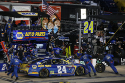 Chase Elliott, Hendrick Motorsports Chevrolet pit stop