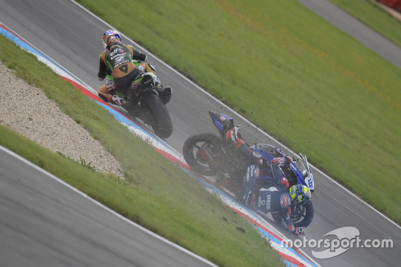 Crash von Kenan Sofuoglu, Kawasaki Puccetti Racing, Federico Caricasulo, GRT Yamaha Official WorldSSP Team