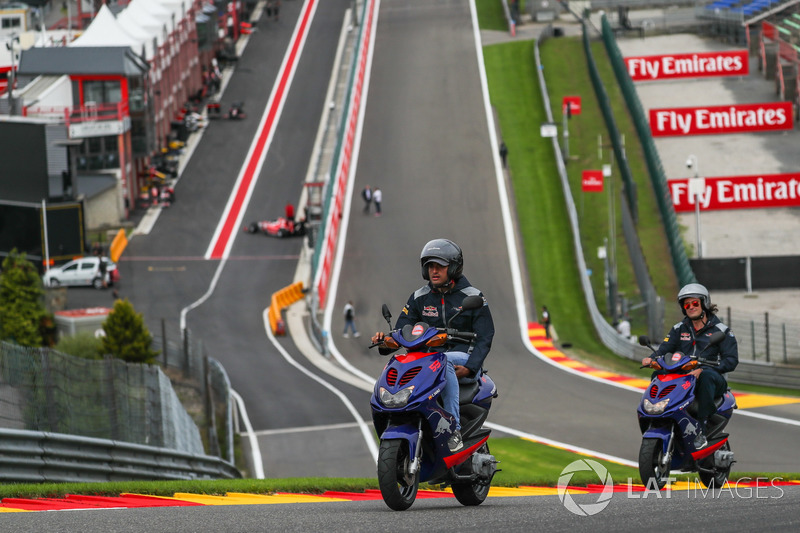 Carlos Sainz Jr., Scuderia Toro Rosso fa un giro della pista su uno scooter