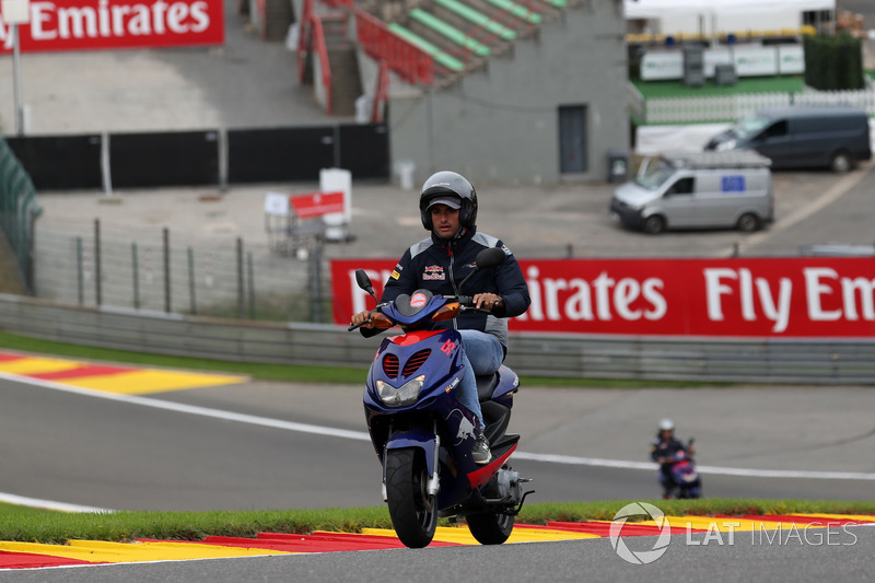 Carlos Sainz Jr., Scuderia Toro Rosso pasea en la pista en un scooter