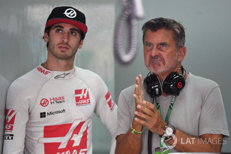Тест-пилот Haas F1 Team Антонио Джовинацци и менеджер Энрико Занарини