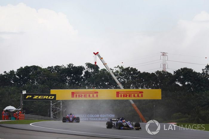 Charles Leclerc, Sauber C36, Pierre Gasly, Scuderia Toro Rosso STR12.