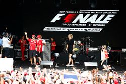 Sebastian Vettel, Ferrari, Kimi Raikkonen, Ferrari, sont interviewés sur la scène F1 Live