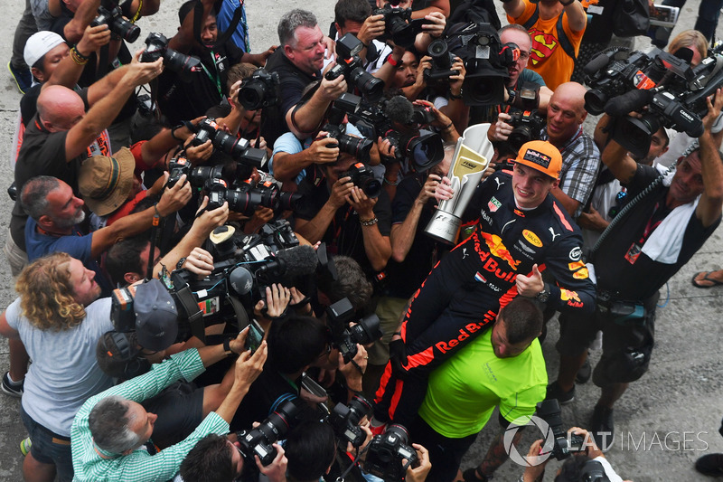 Il vincitore della gara Max Verstappen, Red Bull Racing festeggia