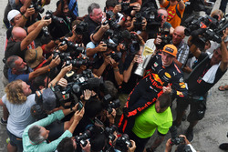 Il vincitore della gara Max Verstappen, Red Bull Racing festeggia
