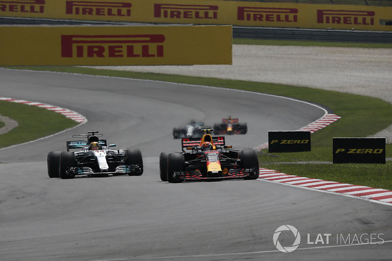 Max Verstappen, Red Bull Racing RB13 ve Lewis Hamilton, Mercedes-Benz F1 W08