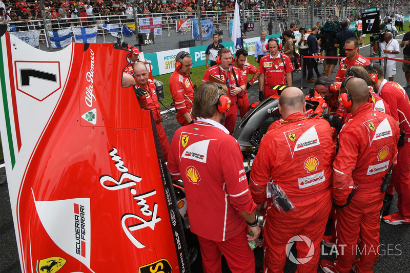 Ferrari sedang memperbaiki SF70-H milik Raikkonen di grid