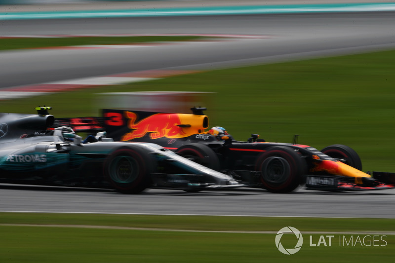 Daniel Ricciardo, Red Bull Racing RB13 e Valtteri Bottas, Mercedes-Benz F1 W08 lottano per la posizione