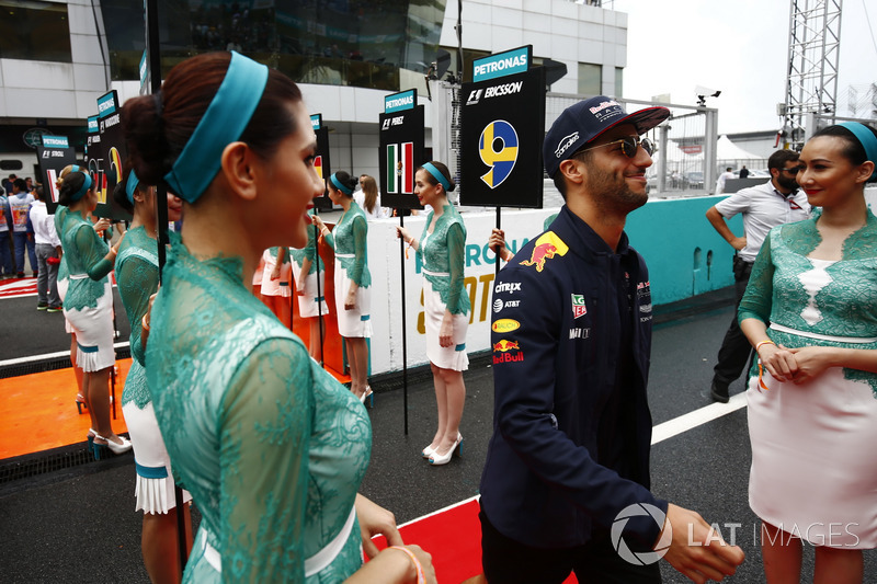 Daniel Ricciardo, Red Bull Racing, walks through an avenue of grid girls