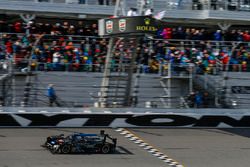 #10 Wayne Taylor Racing Cadillac DPi: Ricky Taylor, Jordan Taylor, Max Angelelli, Jeff Gordon passe sous le drapeau à damier