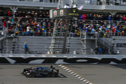 #10 Wayne Taylor Racing Cadillac DPi: Ricky Taylor, Jordan Taylor, Max Angelelli, Jeff Gordon passe sous le drapeau à damier