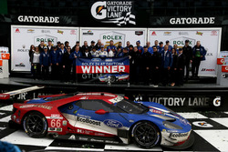 Race winner GTLM: #66 Ford Performance Chip Ganassi Racing Ford GT: Joey Hand, Dirk Müller, Sébastien Bourdais with the team