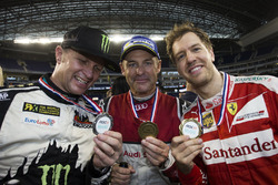 Petter Solberg, Tom Kristensen und Sebastian Vettel, mit ihren Medaillen