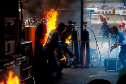 Fuego durante la parada en boxes de Jos Verstappen, Benetton B194 Ford