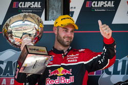 Podium: le deuxième Shane van Gisbergen, Triple Eight Race Engineering Holden,