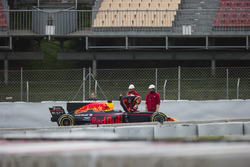 Max Verstappen, Red Bull Racing RB13, detenido en pista