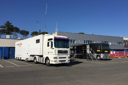 Bilici nell'area paddock