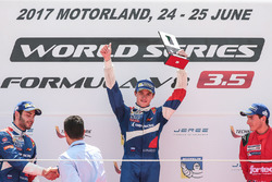 Podio: il vincitore della gara Egor Orudzhev, SMP Racing by AVF, il secondo classificato Matevos Isaakyan, SMP Racing by AVF, il terzo classificato Alfonso Celis Jr., Fortec Motorsports
