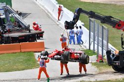 La voiture de Kimi Raikkonen, Ferrari SF70H est ramenée