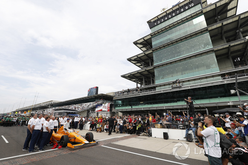 Fernando Alonso, Andretti Autosport Honda y equipo se toman su retrato oficial tras la clasificación