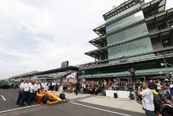Fernando Alonso, Andretti Autosport Honda and team get their official qualifying portrait after his qualifying run
