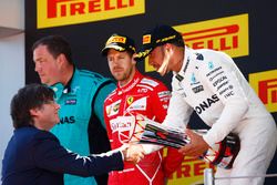 ganador, Lewis Hamilton, Mercedes AMG F1 con el segundo lugar, Sebastian Vettel, Ferrari