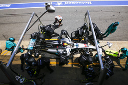 Lewis Hamilton, Mercedes AMG F1 W08, pit stop action