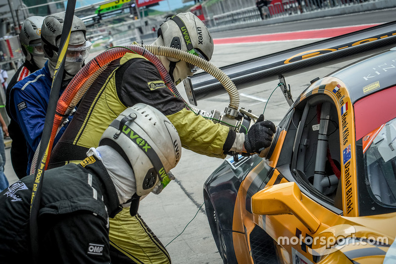 #26 B-Quick Racing Team Audi R8 LMS Cup: Henk Kiks, Daniel Bilski, Peter Kox refueling