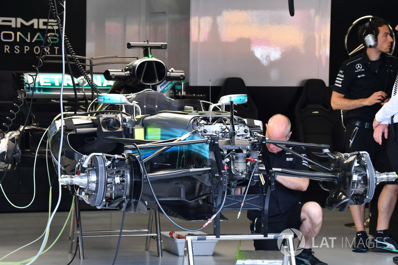 Детали передней подвески Mercedes F1 W08