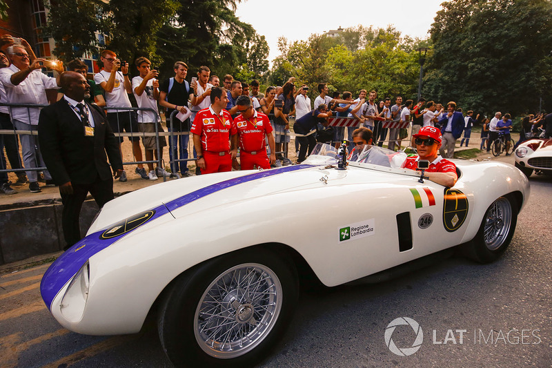 Kimi Raikkonen, Ferrari, en el desfile de Milán