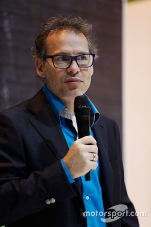 Jacques Villeneuve visite le stand F1 Racing