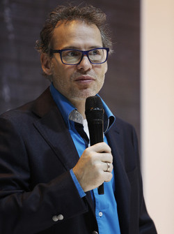 Jacques Villeneuve visite le stand F1 Racing