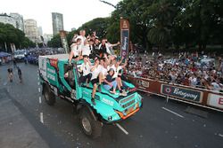 #500 Team De Rooy Iveco: Gerard de Rooy, Moises Torrallardona, Darek Rodewald na de finish