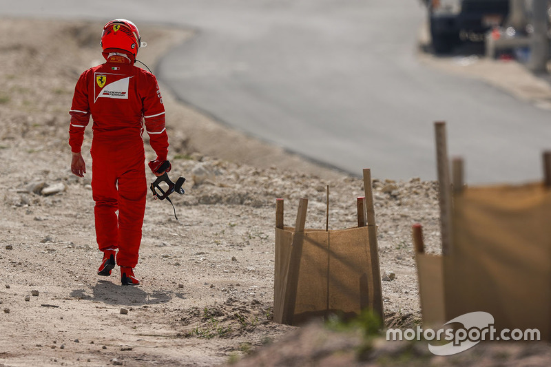 Kimi Raikkonen va a los boxes después de detenerse en la pista durante la práctica del Gran Premio de Bahrein