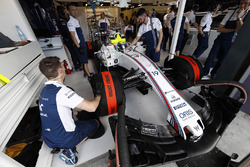 Williams engineers prepare to send Felipe Massa, Williams FW40