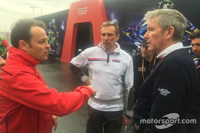 Emilio Alzamora, Livio Suppo, Mike Webb discuten las condiciones del evento