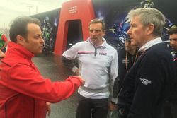 Emilio Alzamora, Livio Suppo, Mike Webb discutent des conditions de piste