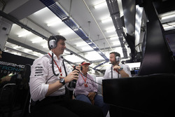 Совладелец и исполнительный директор Mercedes AMG F1 Тото Вольф и неисполнительный директор Mercedes