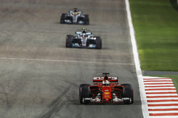Sebastian Vettel, Ferrari SF70H, Valtteri Bottas, Mercedes F1 W08, Lewis Hamilton, Mercedes F1 W08