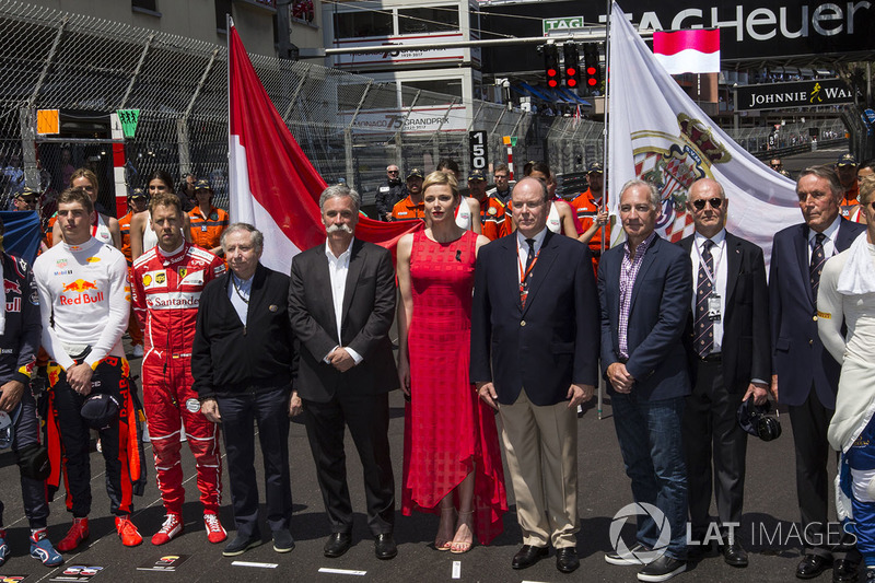 Jean Todt, presidente de la FIA, Chase Carey, Chief jefe de Formula One Group, la princesa Charlene de Mónaco, y el príncipe Alberto de Mónaco