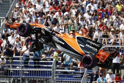 La McLaren MCL32 di Stoffel Vandoorne viene rimossa dopo l'incidente