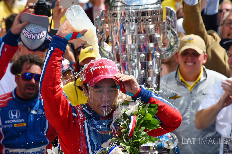 A primeira Indy 500, 2017: Pódio em Indy em 2004 na F1, Takuma Sato se consagrou no último domingo no mesmo local. Ele segurou o tricampeão da prova, Helio Castroneves, para dar o primeiro triunfo ao Japão na corrida mais tradicional dos EUA, a Indy 500.