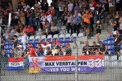 Max Verstappen, Red Bull Racing fans en spandoek