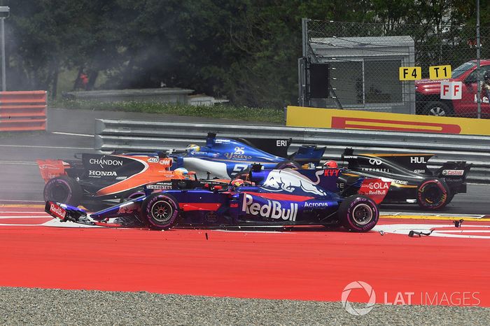 Max Verstappen, Red Bull Racing RB13, Fernando Alonso, McLaren MCL32, Daniil Kvyat, Scuderia Toro Rosso STR12, chocan