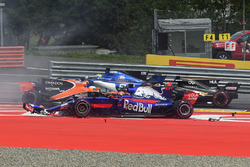 Max Verstappen, Red Bull Racing RB13, Fernando Alonso, McLaren MCL32, Daniil Kvyat, Scuderia Toro Ro