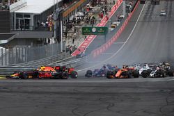 Max Verstappen, Red Bull Racing RB13, Fernando Alonso, McLaren MCL32, Daniil Kvyat, Scuderia Toro Ro