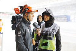 Stoffel Vandoorne, McLaren, with a hat based on his car design