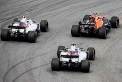 Stoffel Vandoorne, McLaren MCL32, Lance Stroll, Williams FW40, Felipe Massa, Williams FW40