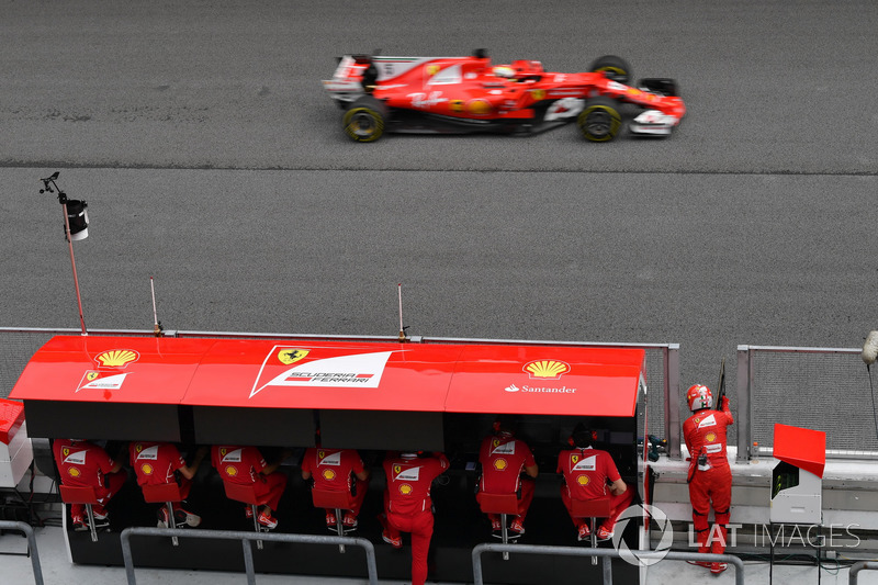 Sebastian Vettel, Ferrari SF70H melewati pit wall Ferrari